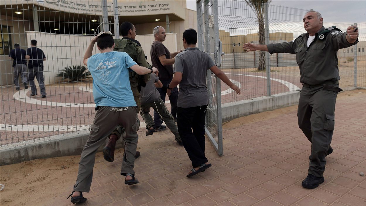 Des civils israéliens courent se mettre à l'abri lors d'une alerte à la roquette.