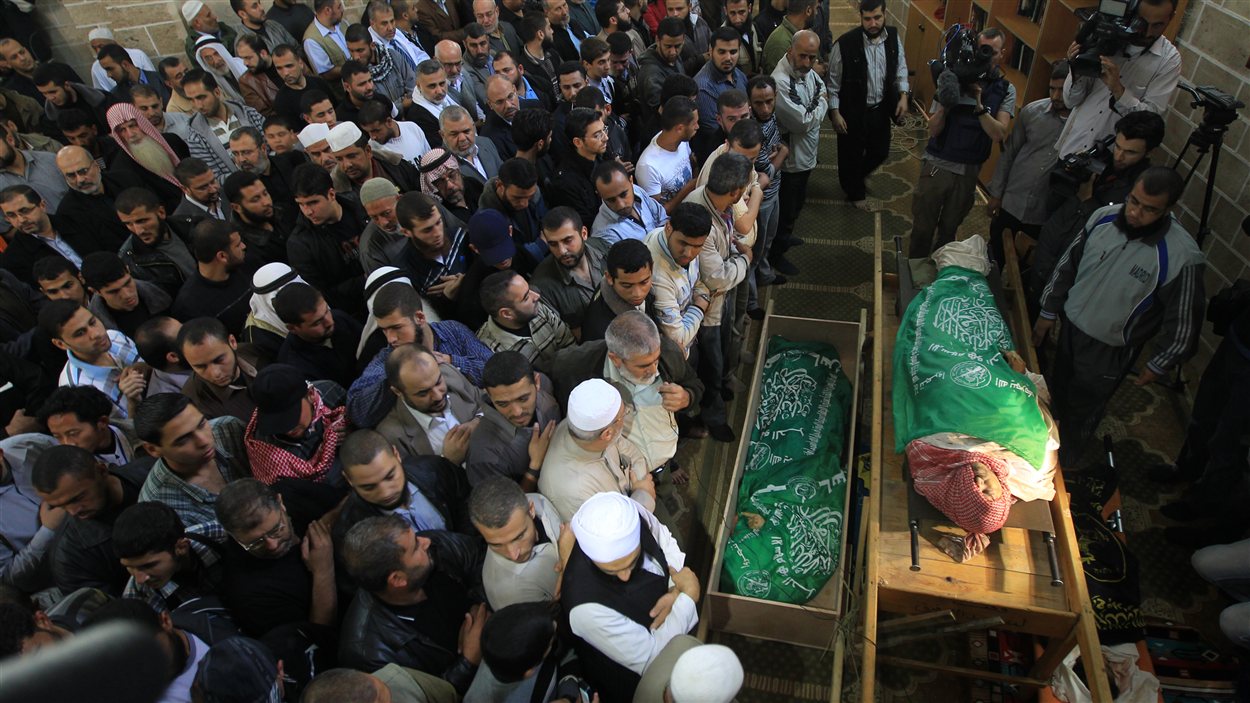 Des Palestiniens prient près du corps du chef militaire du Hamas, Ahmad Jaabari.
