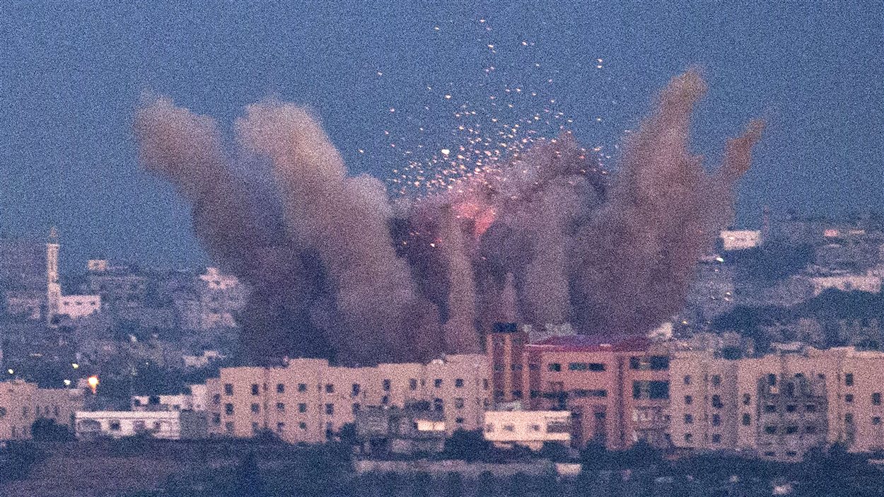 Explosion d'un missile israélien dans une zone habitée de la bande de Gaza.