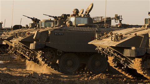 Des véhicules blindés israéliens à la frontière de la bande de Gaza.