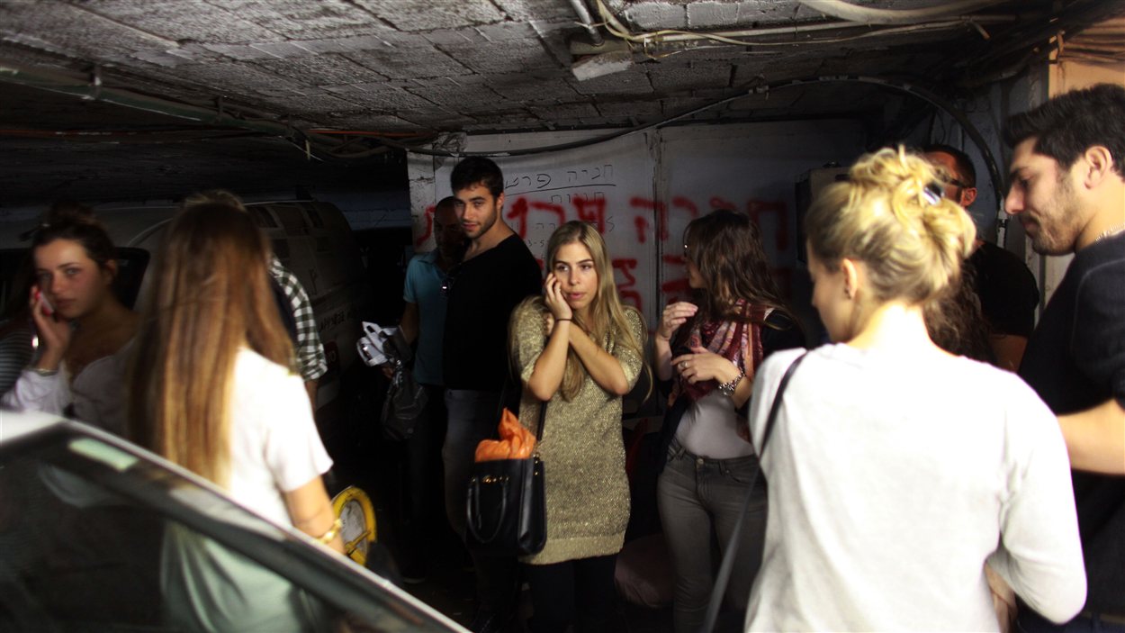 Des civils israéliens ont trouvé refuge dans un stationnement souterrain de Tel-Aviv pendant une alerte à la roquette.