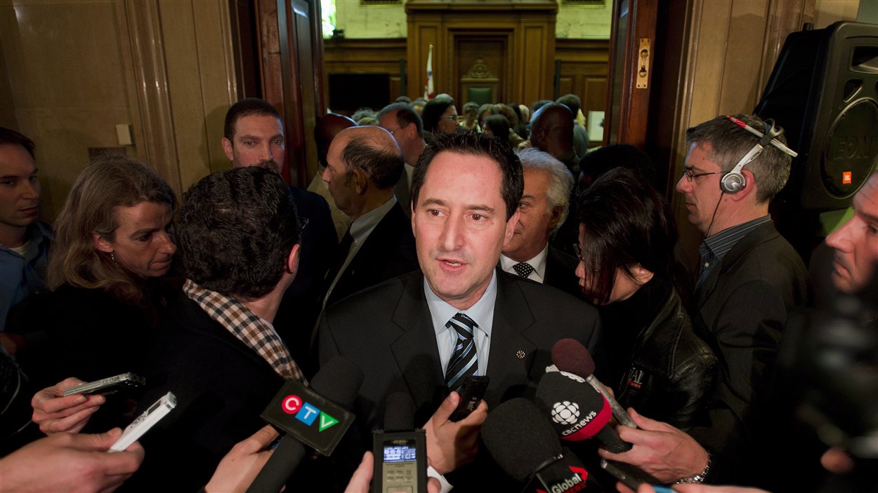 Michael Applebaum à sa sortie du conseil municipal où il a été élu maire intérimaire de Montréal.