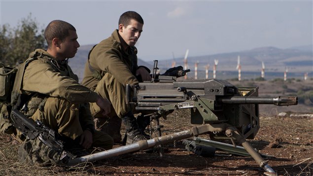 Des soldats israéliens tiennent une position le long de la forntière avec la bande de Gaza.