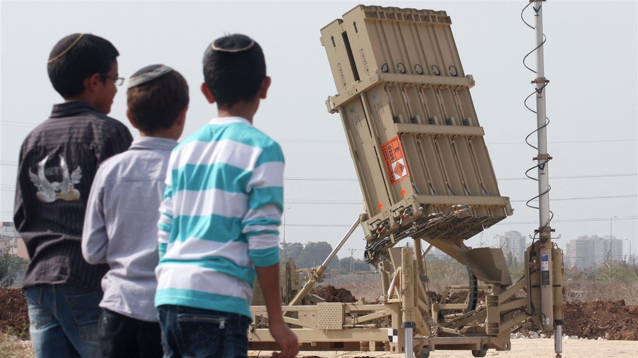 Des enfants israéliens observent le système de défense devant détruire les roquettes en provenance de Gaza.