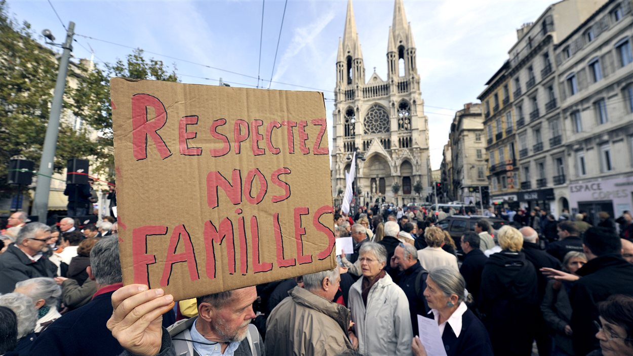 À Marseille, des manifestants contre un projet de loi permettant le mariage et l'adoption pour les gais.