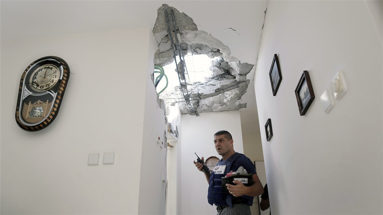 Un policier israélien dans une maison touchée par une roquette palestinienne dans la ville Ashkelon, dans le sud d’Israël, le 18 novembre.