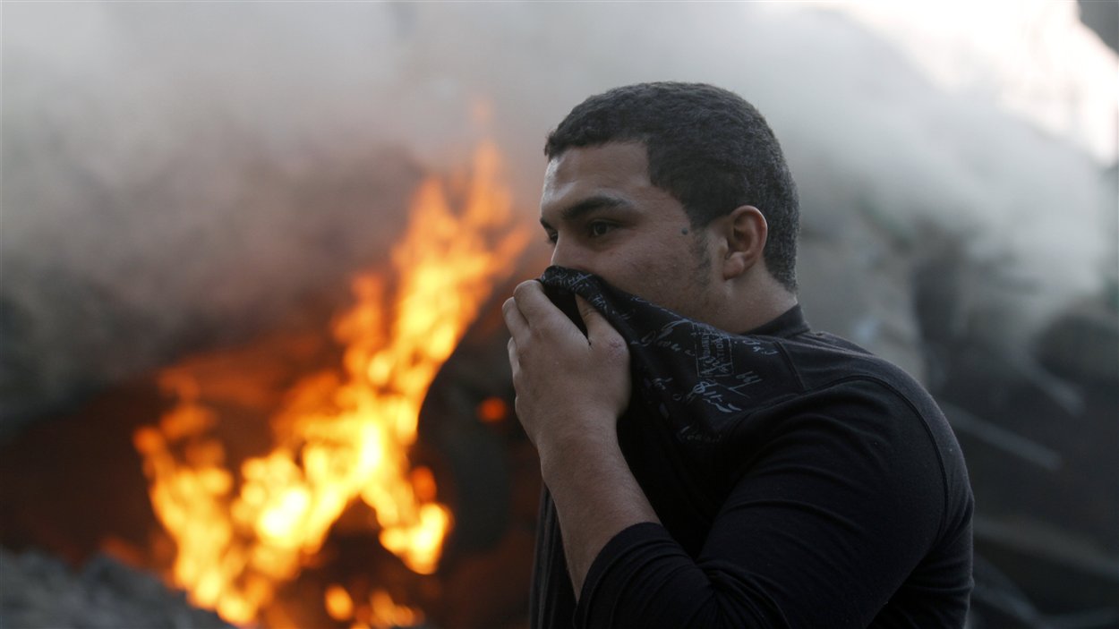 Un homme se couvre le visage après les nouveaux raids aériens d'Israël sur la ville de Gaza le 19 novembre.