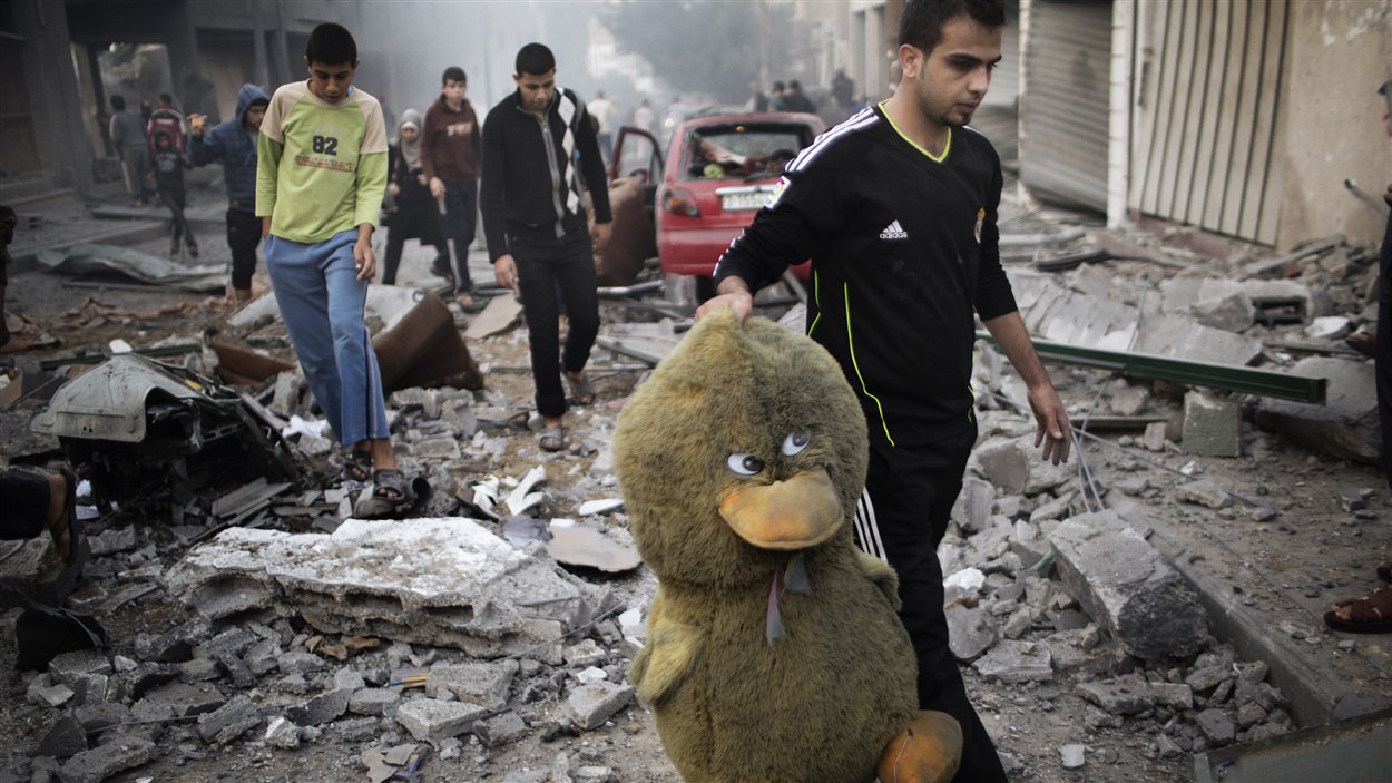 Les habitants de Gaza se sont réveillés lundi parmi les débris au lendemain d'un bombardement intensif par les forces israéliennes.