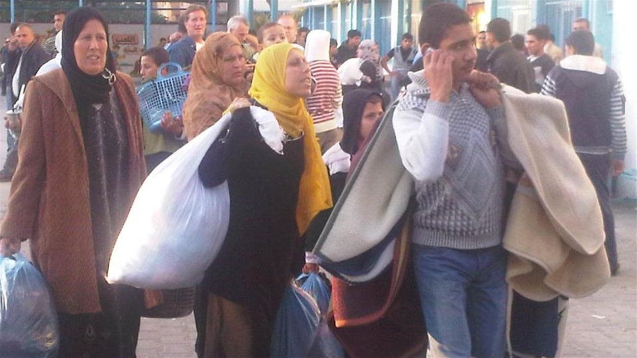 Des Gazaouis évacuent leur demeure.