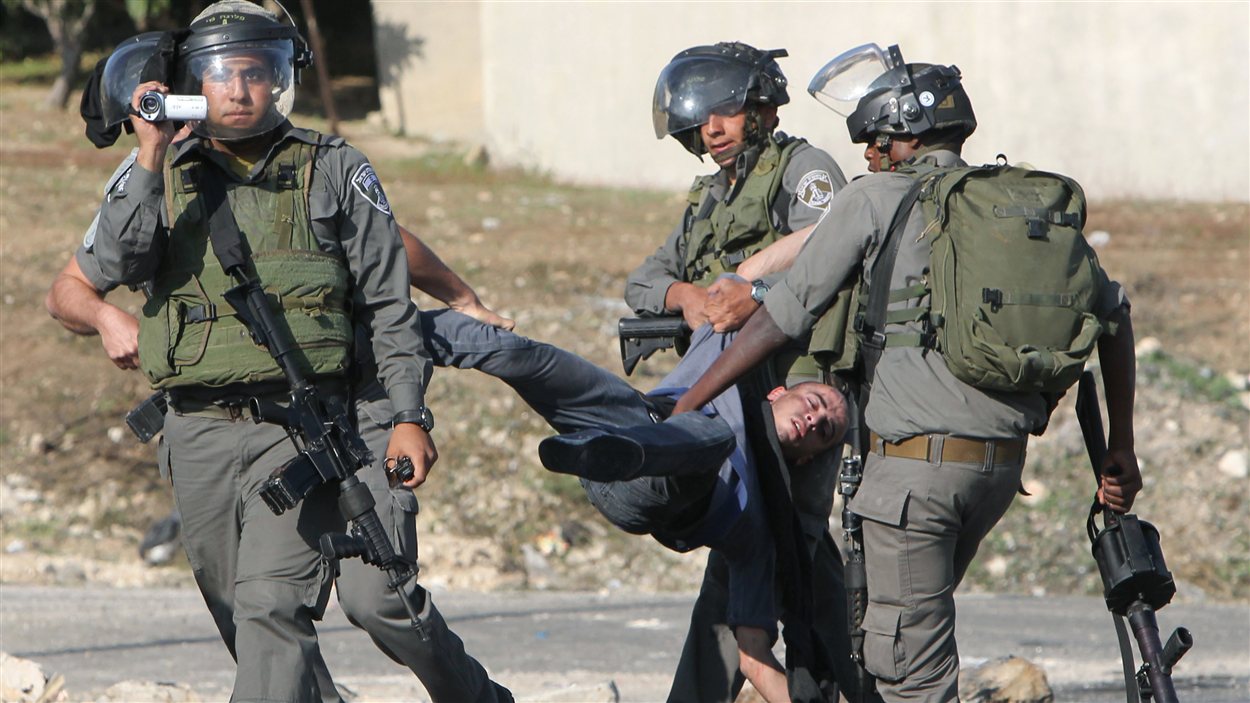 Des agents de sécurité israéliens transportent un manifestant palestinien en Cisjordanie, le 20 novembre.