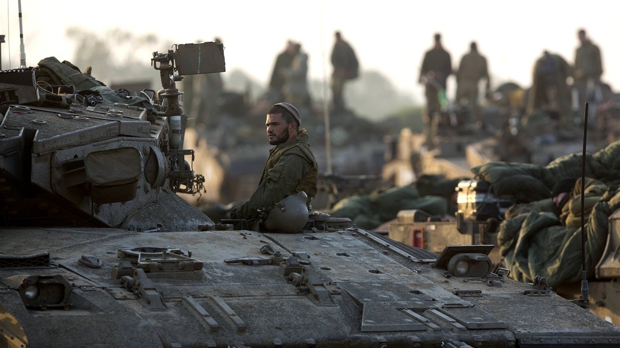 Des soldats israéliens dans leurs tanks, près de la frontière avec la bande de Gaza.