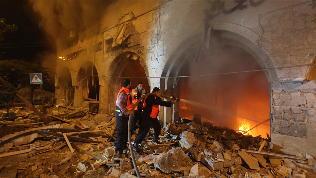 Les pompiers palestiniens tentent de maîtriser un incendie qui a pris naissance après un raid israélien dans la ville de Gaza le 20 novembre 2012. 