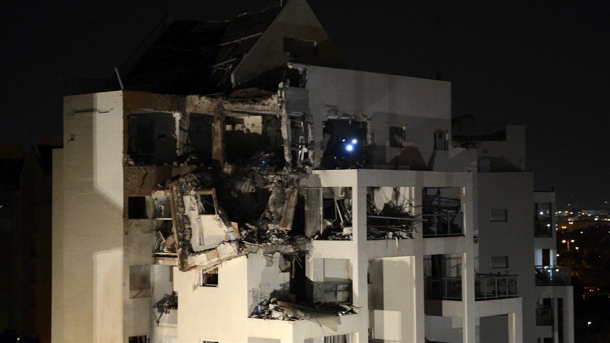 Un édifice israélien dans la ville de Rishon Letzion atteint par une roquette palestinienne, le 20 novembre.