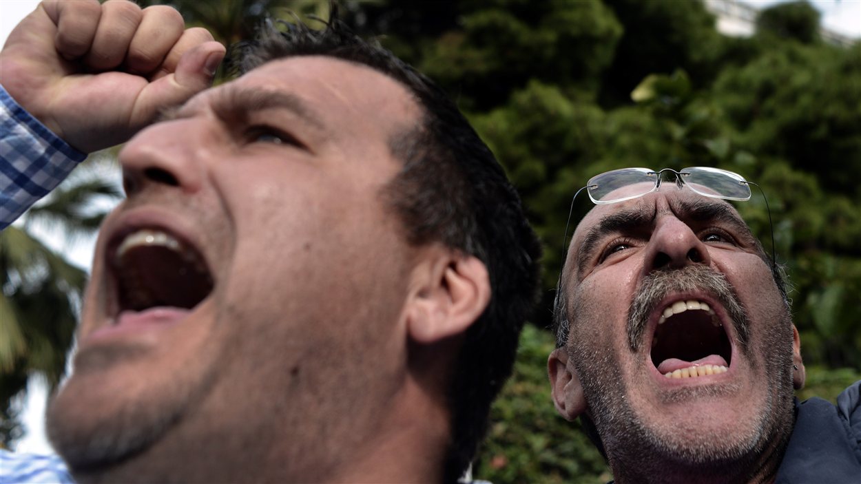 Des Grecs manifestent contre l'austérité à Athènes.
