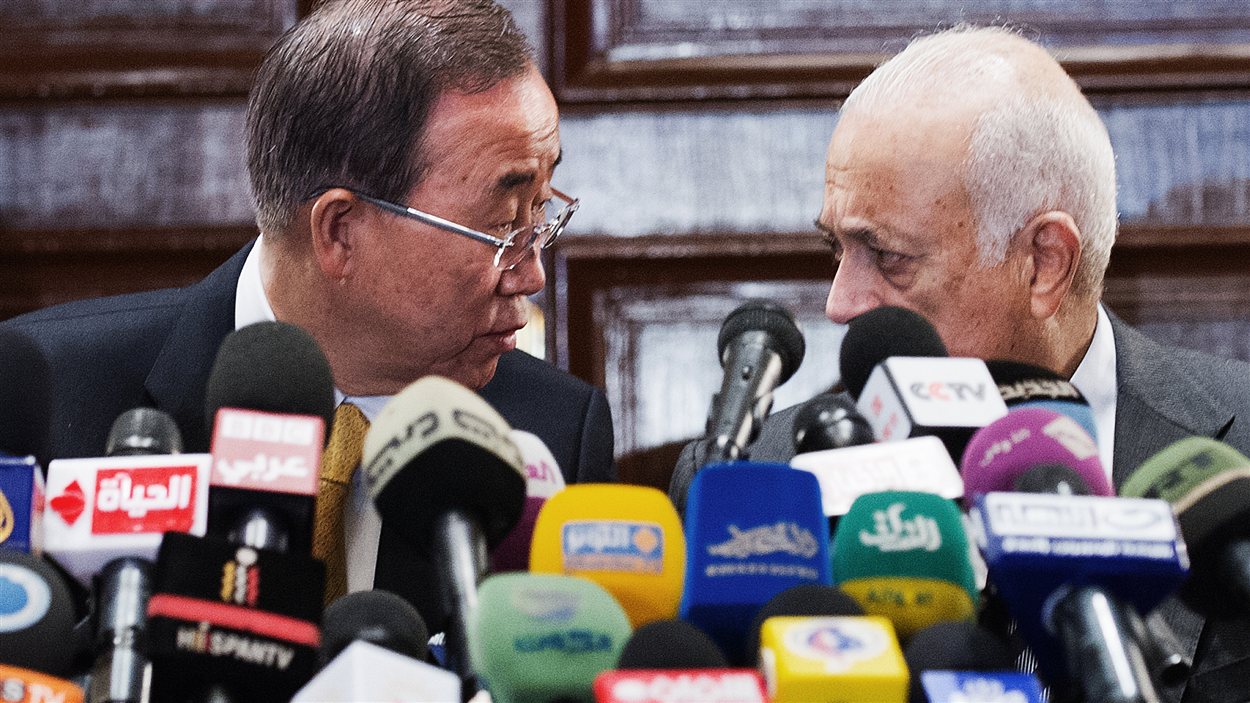 Le secrétaire général de l'ONU, Ban Ki-moon et le secrétaire de la Ligue arabe Nabil al-Arabie, lors d’une conférence de presse, le 20 novembre, au Caire.