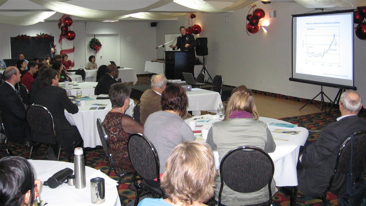 Une cinquantaine d'acteurs du monde politique et du monde économique de l'Abitibi-Témiscamingue participent au Forum régional sur l'énergie.