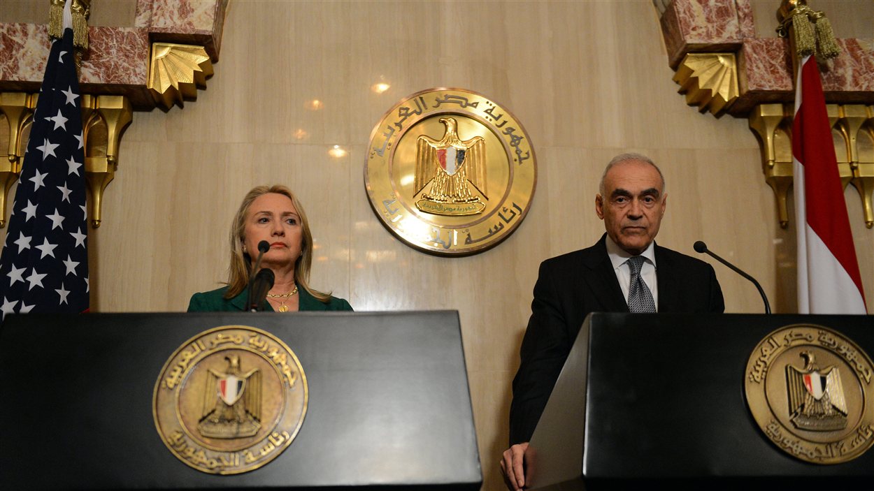La secrétaire d'État américaine Hillary Clinton (à gauche) et le ministre égyptien des Affaires étrangères Mohammed Kamel Amr (à droite)
