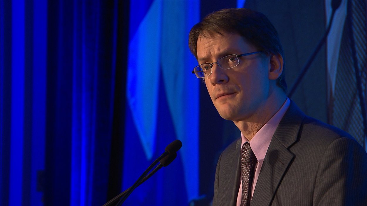 Sylvain Gaudreault prononce un discours lors du dévoilement du livre blanc des municipalités du Québec.