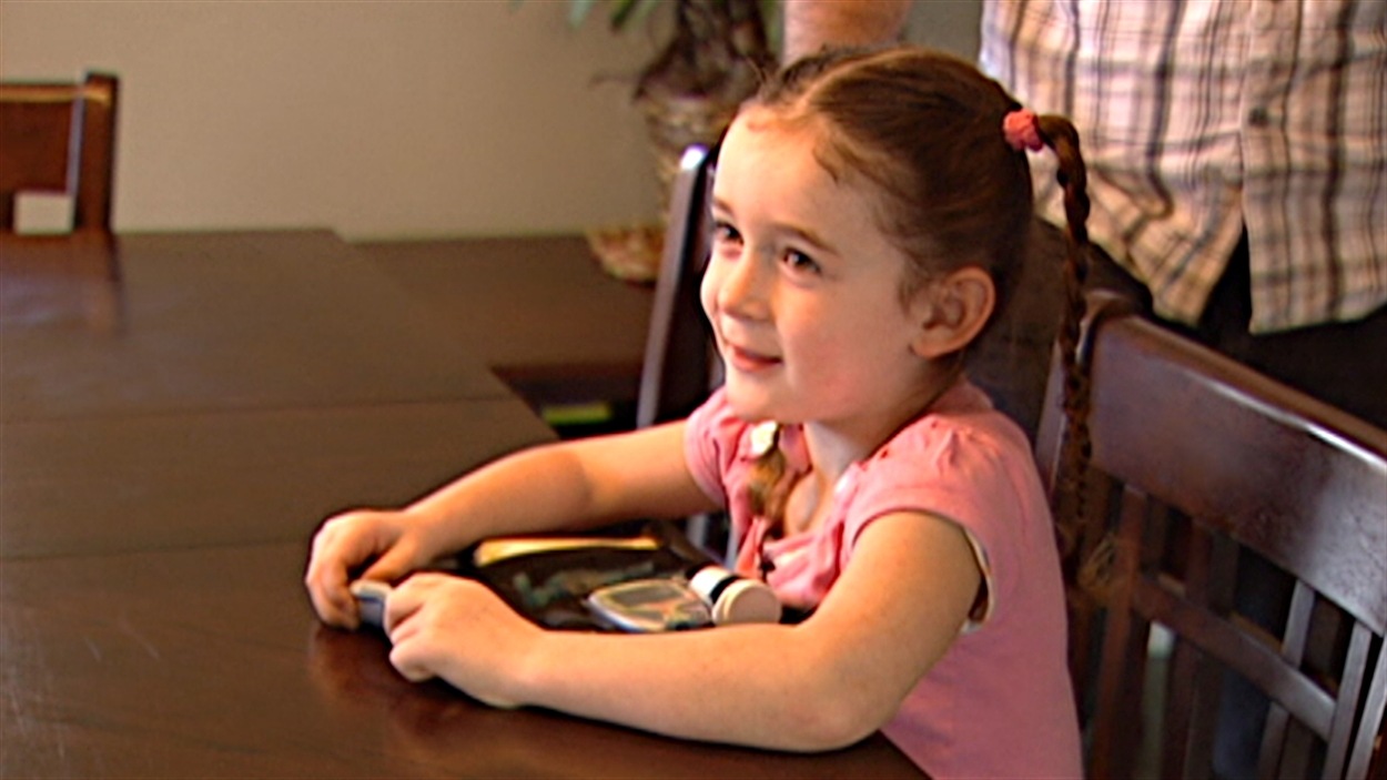 La petite Coralie, quatre ans, a le diabète juvénile depuis l'âge de 13 mois.