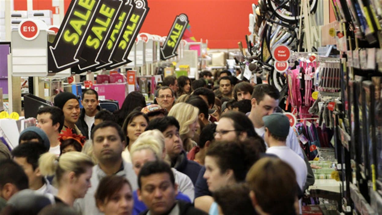 Une foule dans un magasin Target aux États-Unis