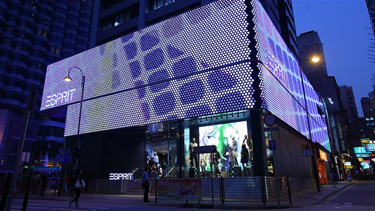 La devanture de la boutique Esprit de Hong Kong est tapissée d'écrans vidéo
