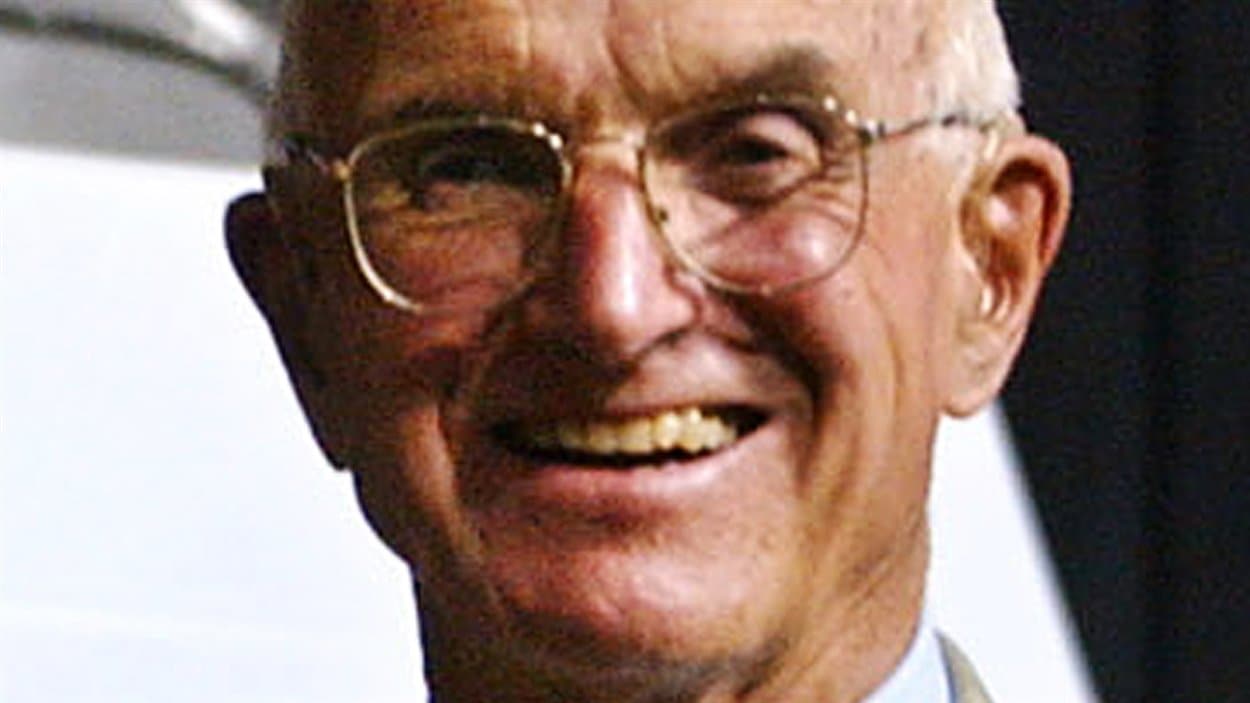Joseph E. Murray, un médecin qui a réalisé la première greffe de rein et reçu un prix Nobel, en juillet 2004.
