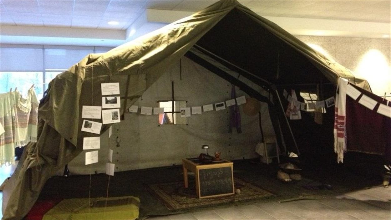 Une reconstitution d'un camp de réfugiés à l'Université de Regina, le 26 novembre 2012.