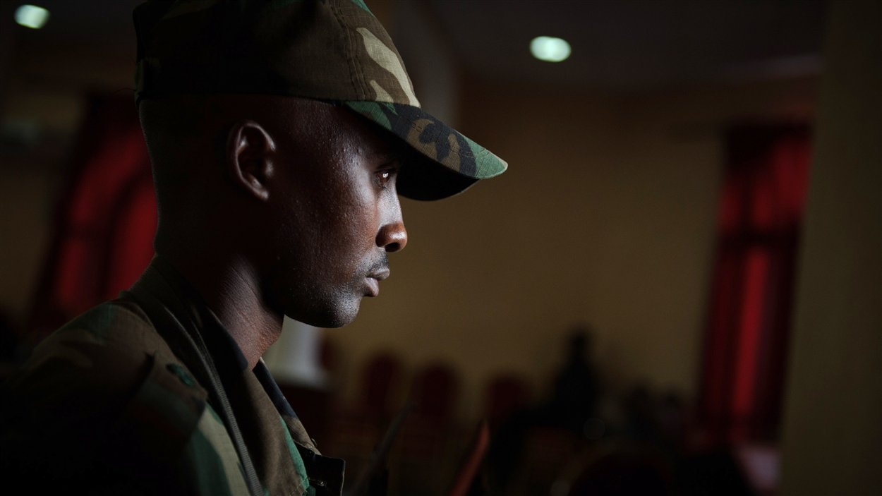 Un rebelle monte la garde à Goma alors que le chef du M23 tient une conférence de presse le 27 novembre 2012.