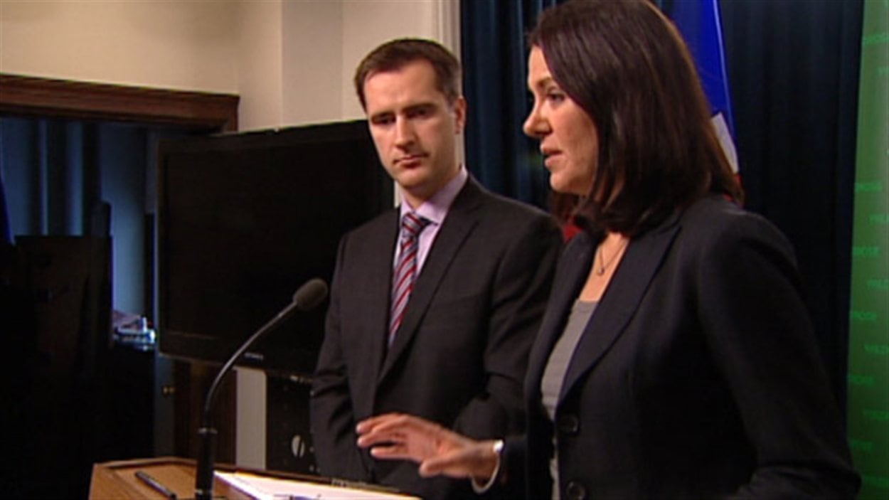 Danielle Smith, chef du Wildrose, et le député Rob Anderson parlent des allégations de conflits d'intérêts contre Alison Redford.