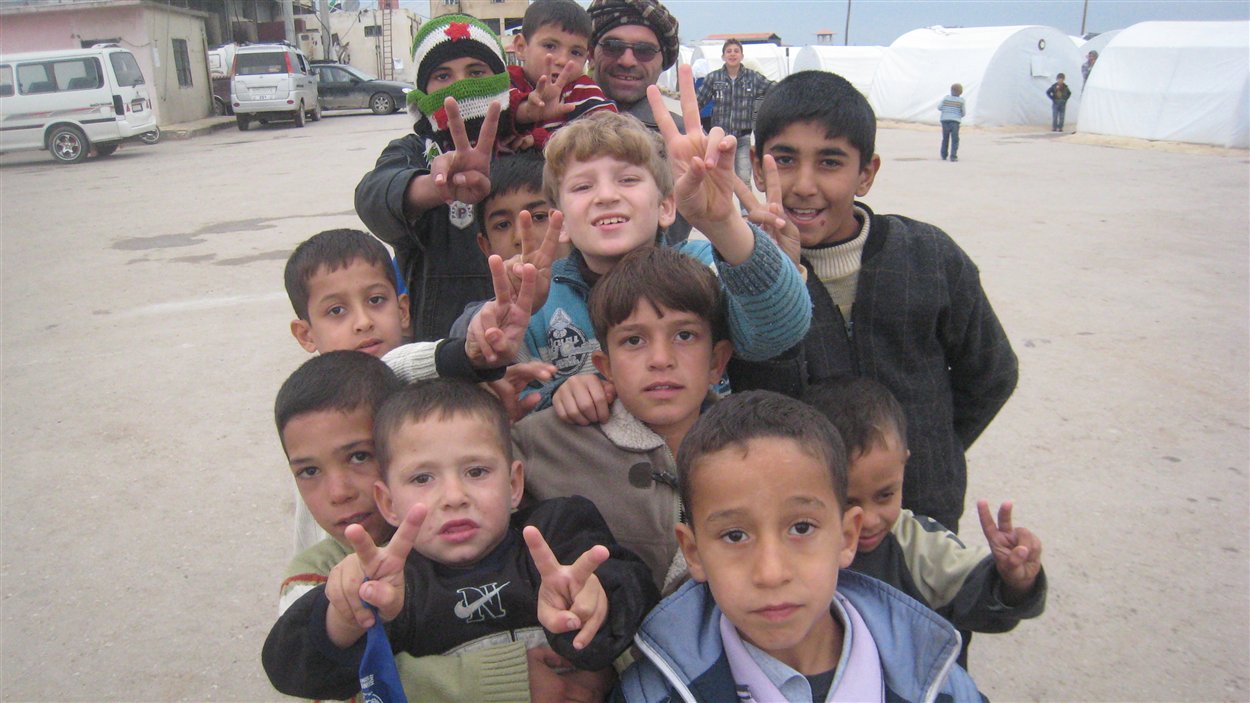 Des enfants dans un camp de réfugiés syriens tout près de la frontière avec la Turquie