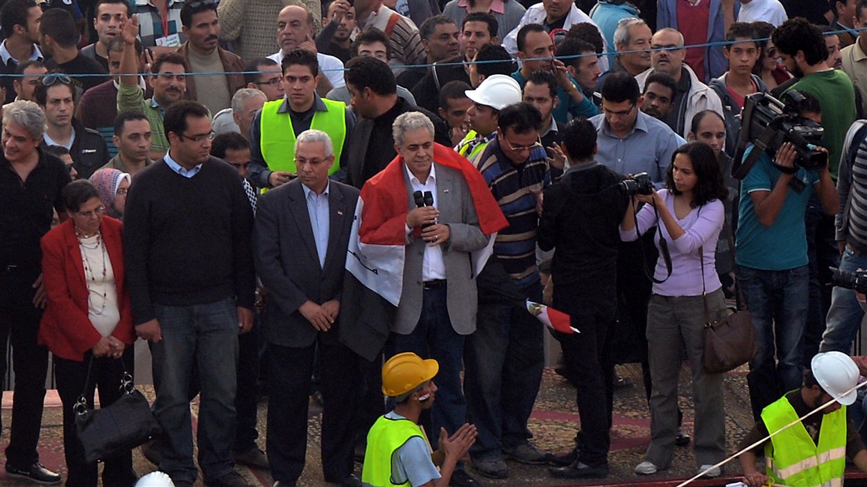 L'opposant Hamdeen Sabahi au milieu de la foule
