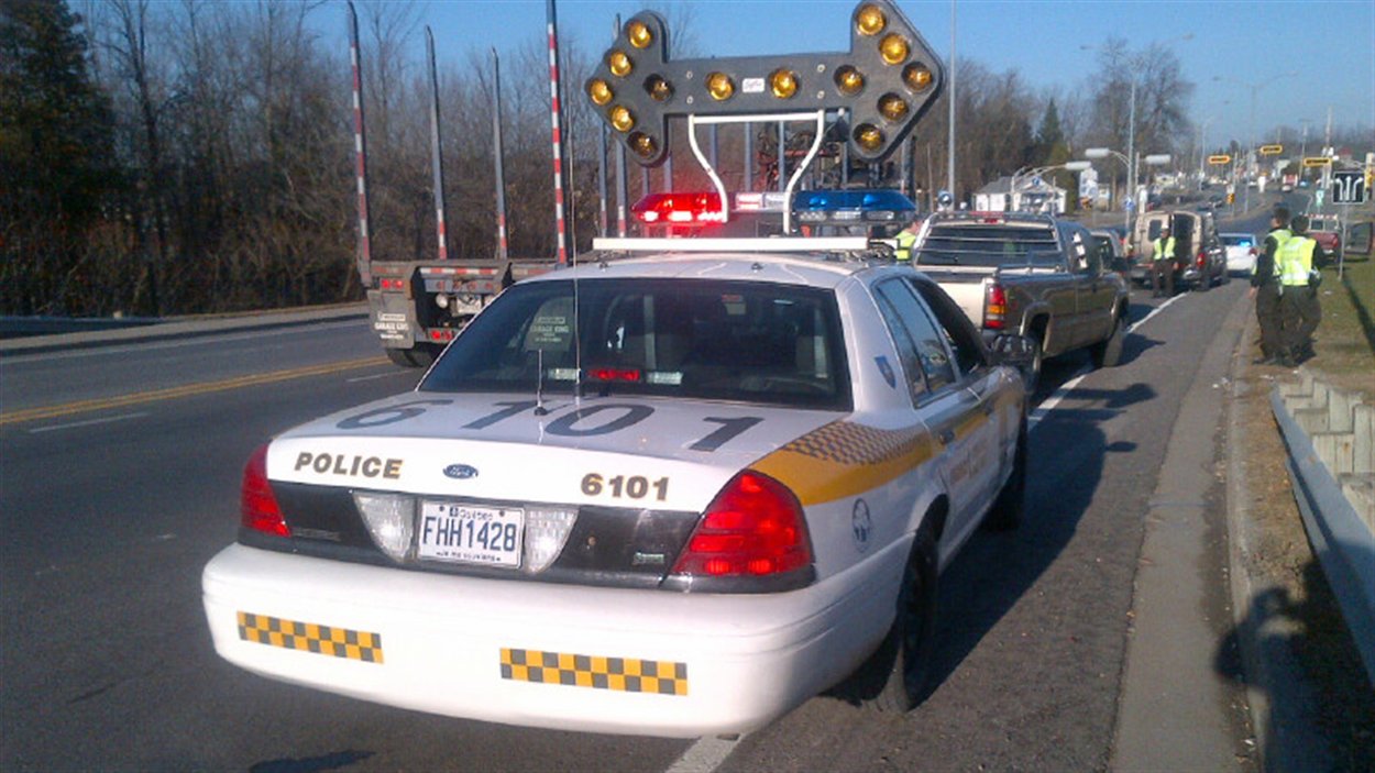 Un contrôle routier établi par des agents de protection de la faune du Québec, au pied du pont Long-Sault, reliant Hawkesbury et le village de Grenville.