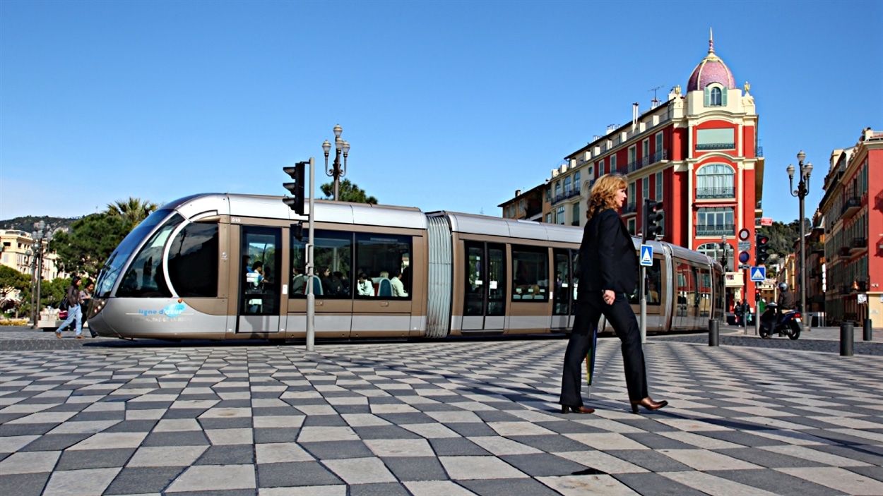 Un train léger de la compagnie Alstom à Bordeaux, en France.