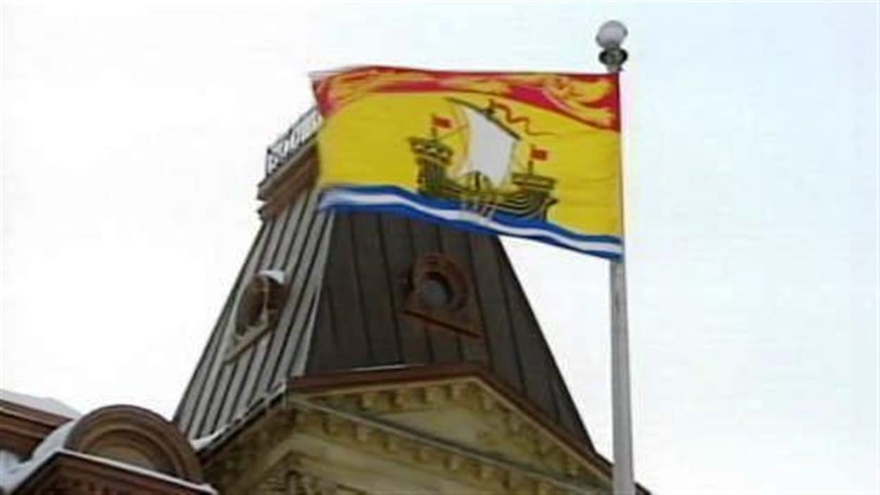 L'édifice de l'Assemblée législative et le drapeau du Novueau-Brunswick