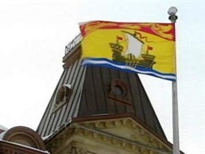 L'édifice de l'Assemblée législative et le drapeau du Novueau-Brunswick