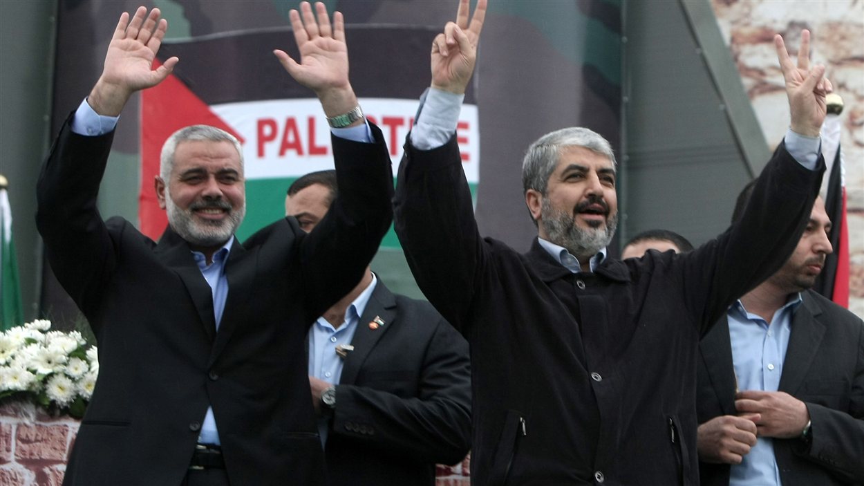 Ismail Haniya, premier ministre palestinien (à gauche) et Khaled Meshaal, chef du mouvement Hamas (droite)