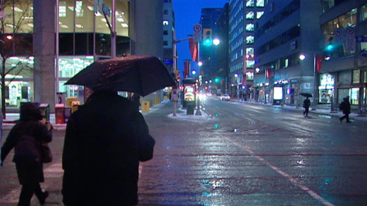 Les rues sont glacées par endroit lundi matin à Ottawa.