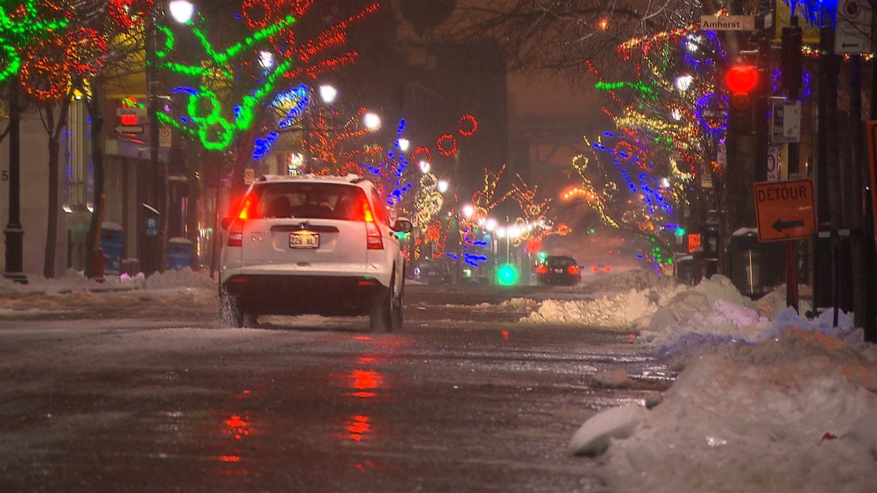 Une première neige dans les rues de Montréal