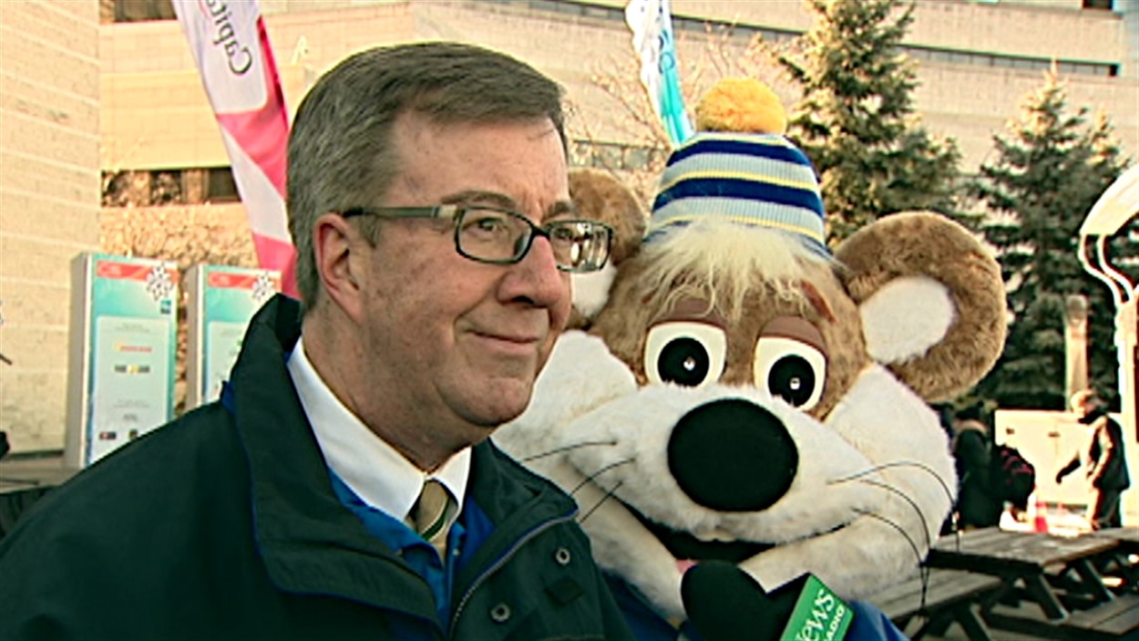 Le maire Jim Watson en compagnie d'un Glamotte du Bal de Neige (2012).