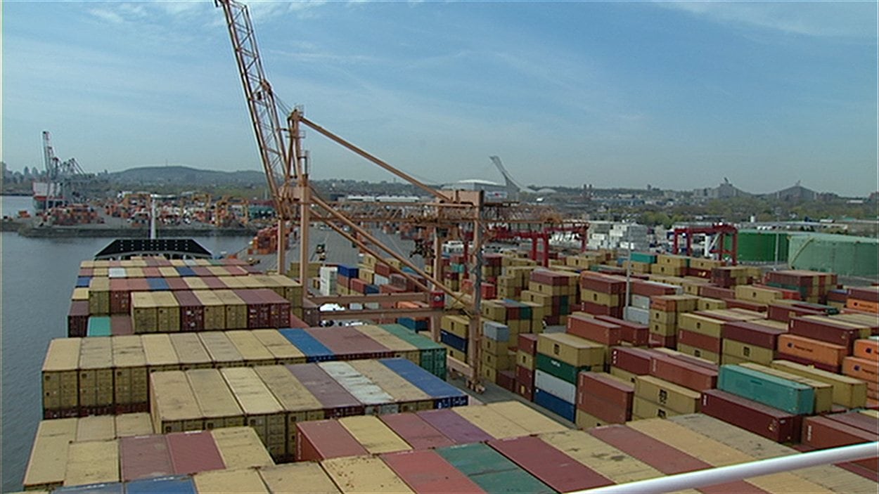 Des conteneurs dans le port de Montréal.