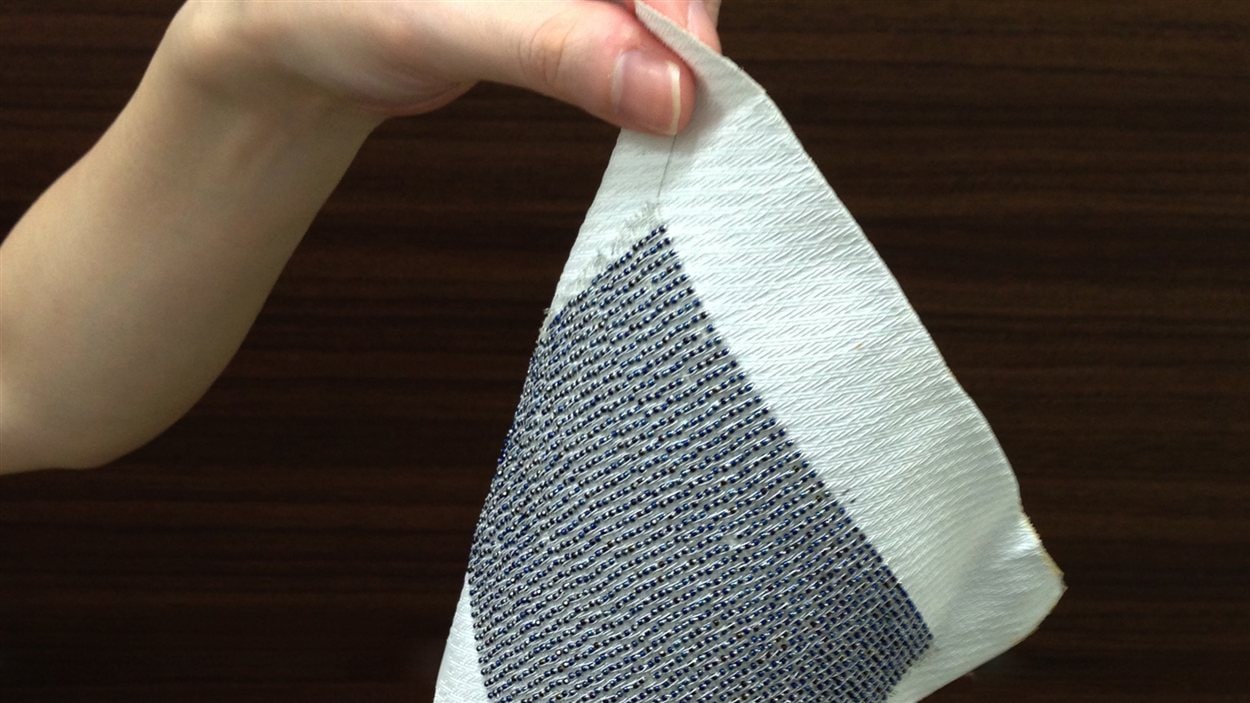 Ce tissu photovoltaïque créé par des chercheurs japonais pourrait un jour permettre de recharger des appareils électroniques.
