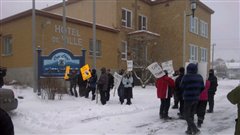 Manifestation des ex-travailleurs d'Orbite devant l'Hôtel de Ville de Cap-Chat