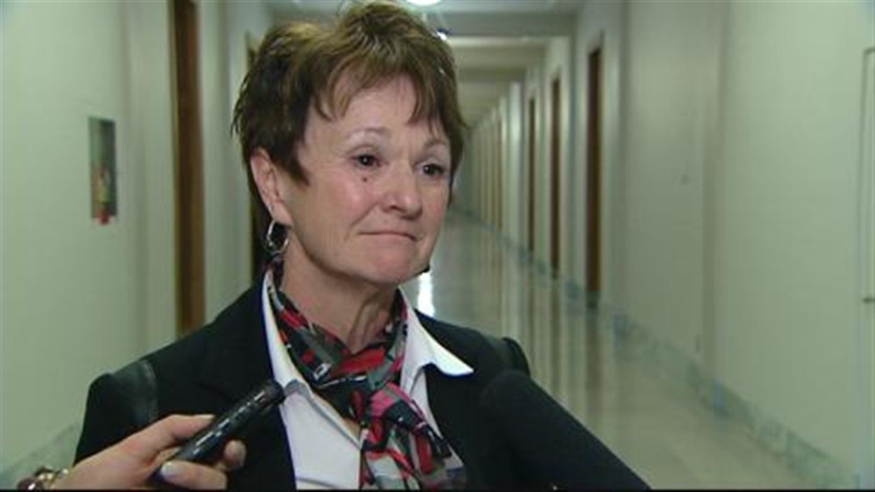 La ministre des Services sociaux de la Saskatchewan, June Draude, accepte les recommandations d'un rapport spécial du protecteur des enfants, Bob Pringle.