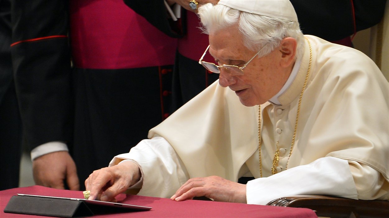 Le pape Benoît XVI envoie son premier tweet.