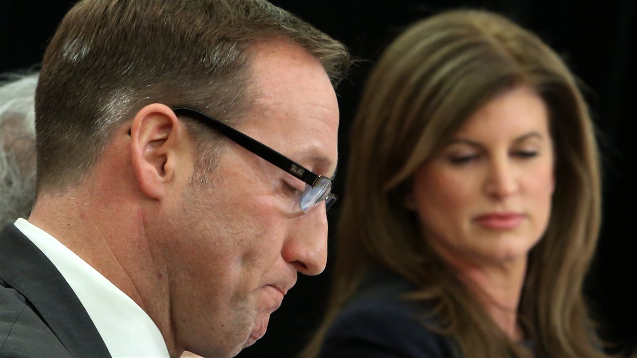 Le ministre de la Défense nationale Peter MacKay et sa collègue des Travaux publics, Rona Ambrose, en conférence de presse à Ottawa