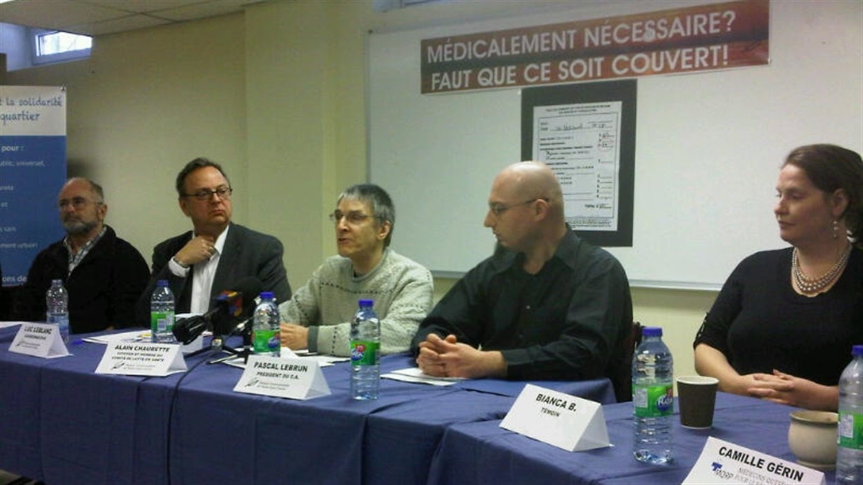 Des citoyens de Pointe Saint-Charles qui dénoncent la facturation de frais abusifs ou illégaux dans les cliniques médicales.