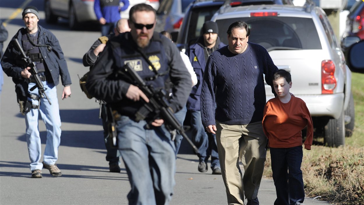 Retrouvailles de parents avec leurs enfants après la fusillade.