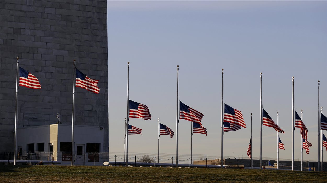 Drapeau en berne à Washington après la tuerie du Connecticut