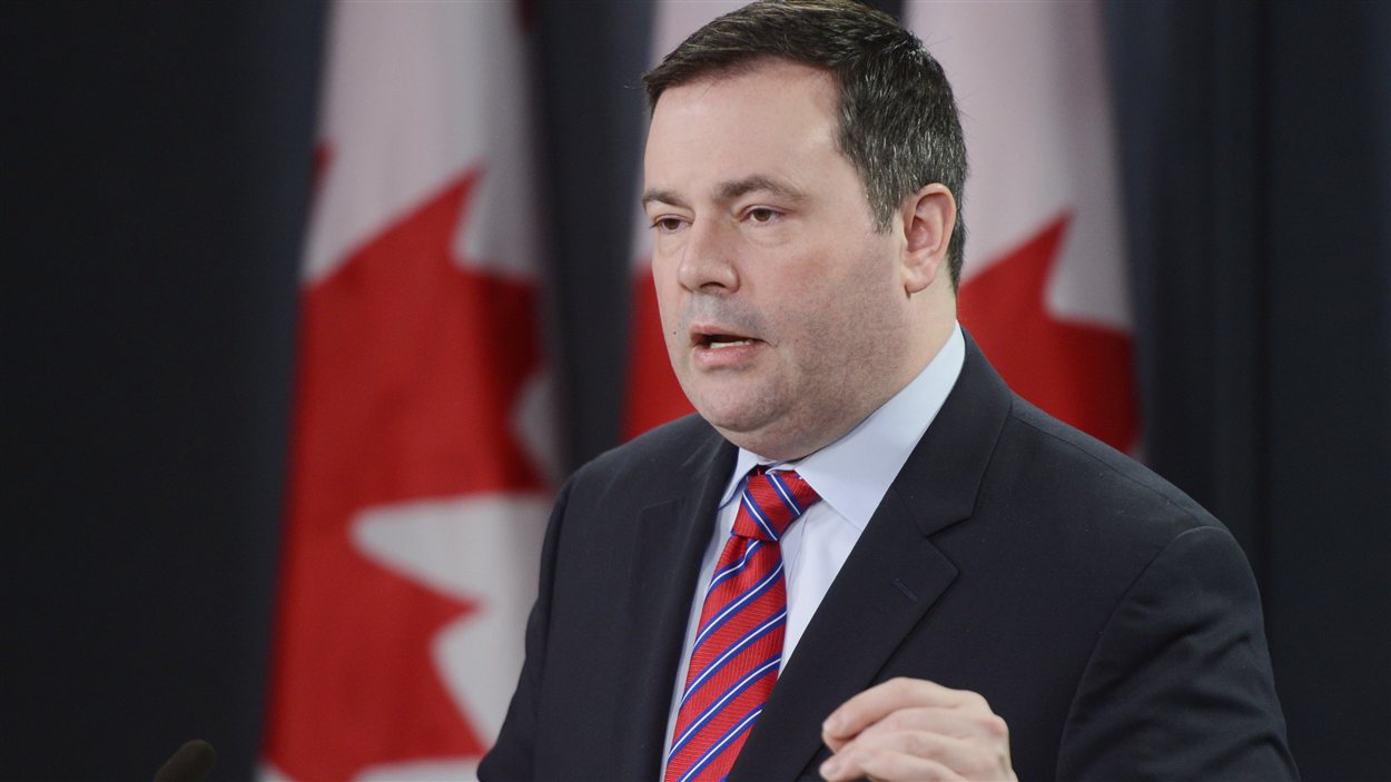 Le ministre de l'Immigration, Jason Kenney, en conférence de presse à Ottawa