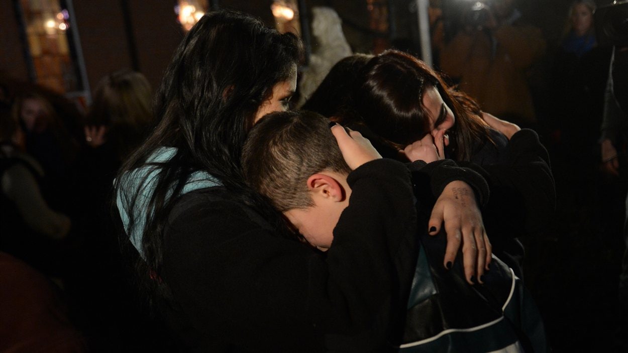 Des gens se recueillent à l’église Sainte-Rose, à Newtown.